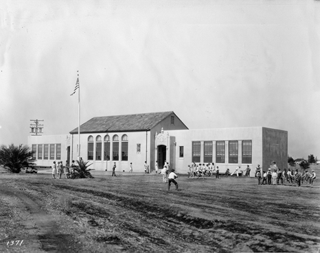 An old black and white photo of Robbins Elementary School